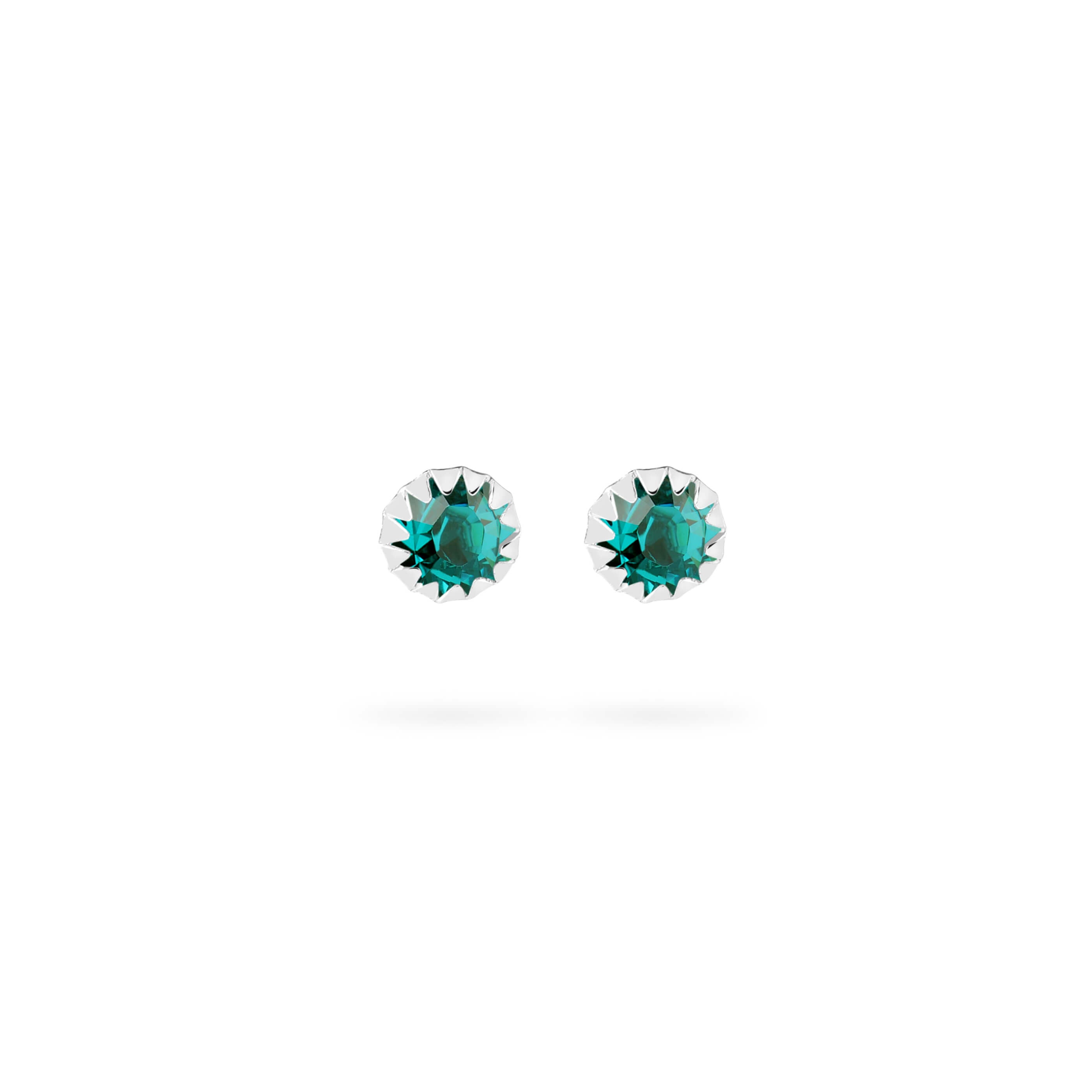 Front view Silver stud earrings with Emerald stone, Vooraanzicht Zilveren oorsteker met smaragd steen