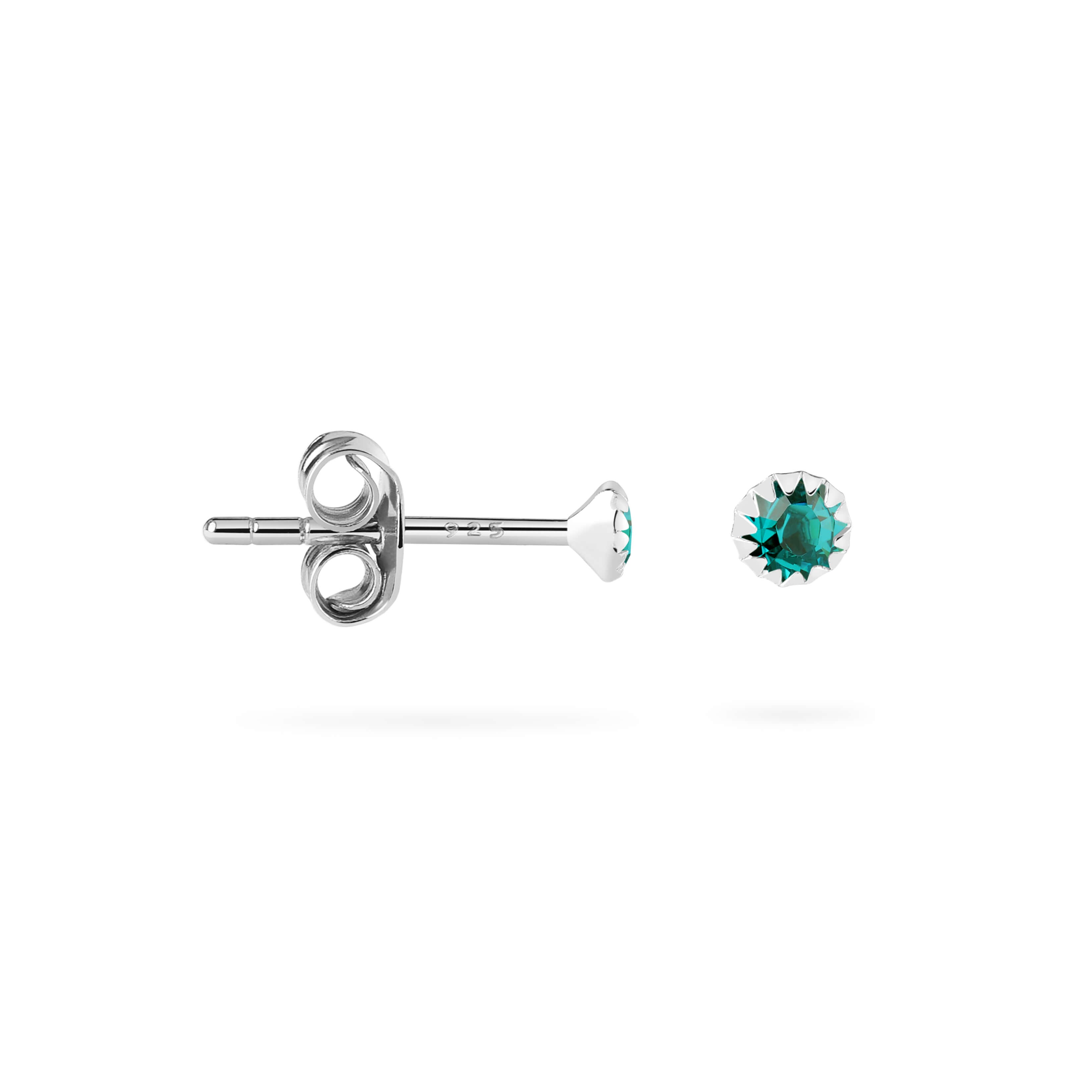 Side view Silver stud earrings with Emerald stone, Zijaanzicht Zilveren oorsteker met smaragd steen