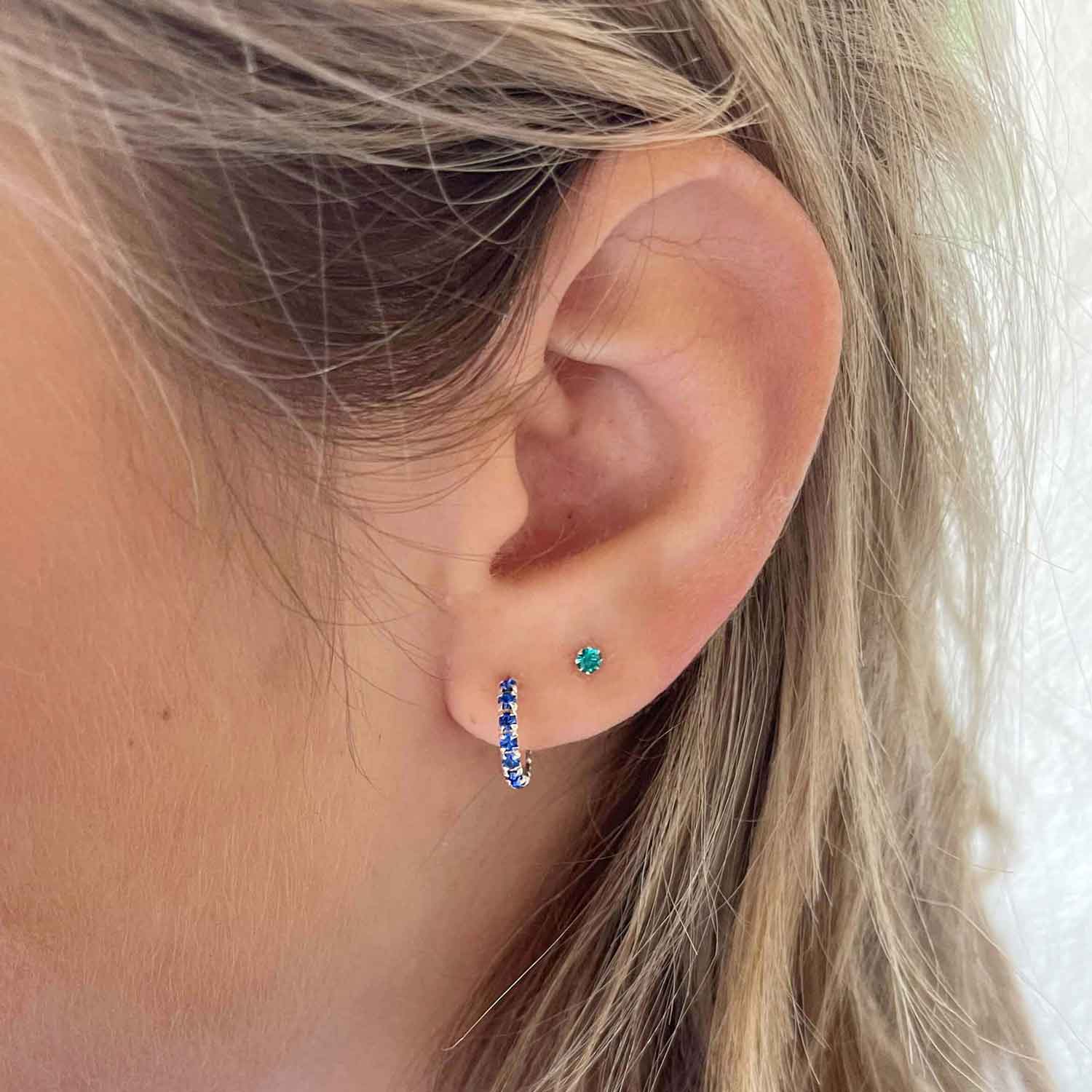 model with emerald ear stud silver