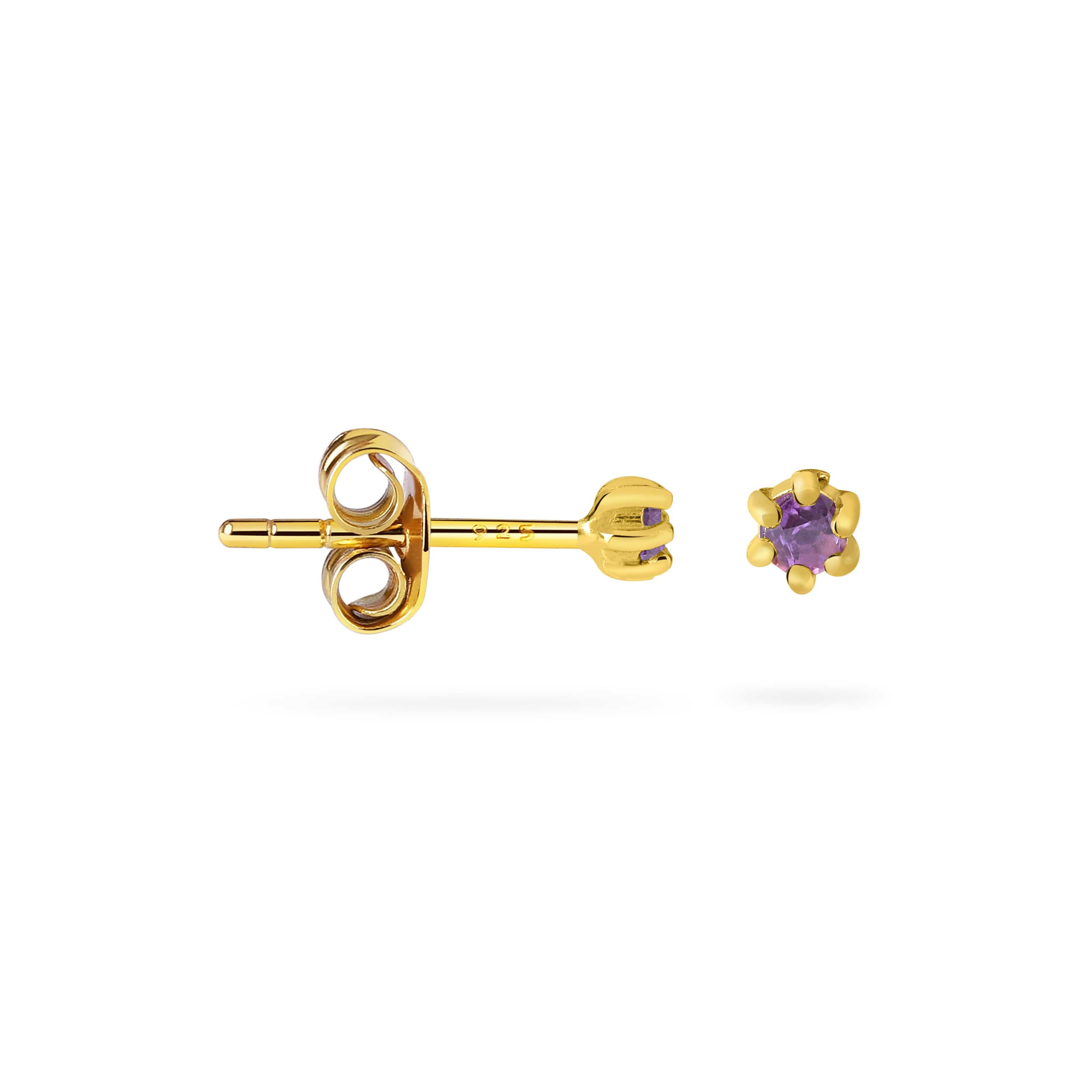 Side view gold plated stud earring with Amethyst stone, Vooraanzicht Vergulde oorstekers met Amethist steen