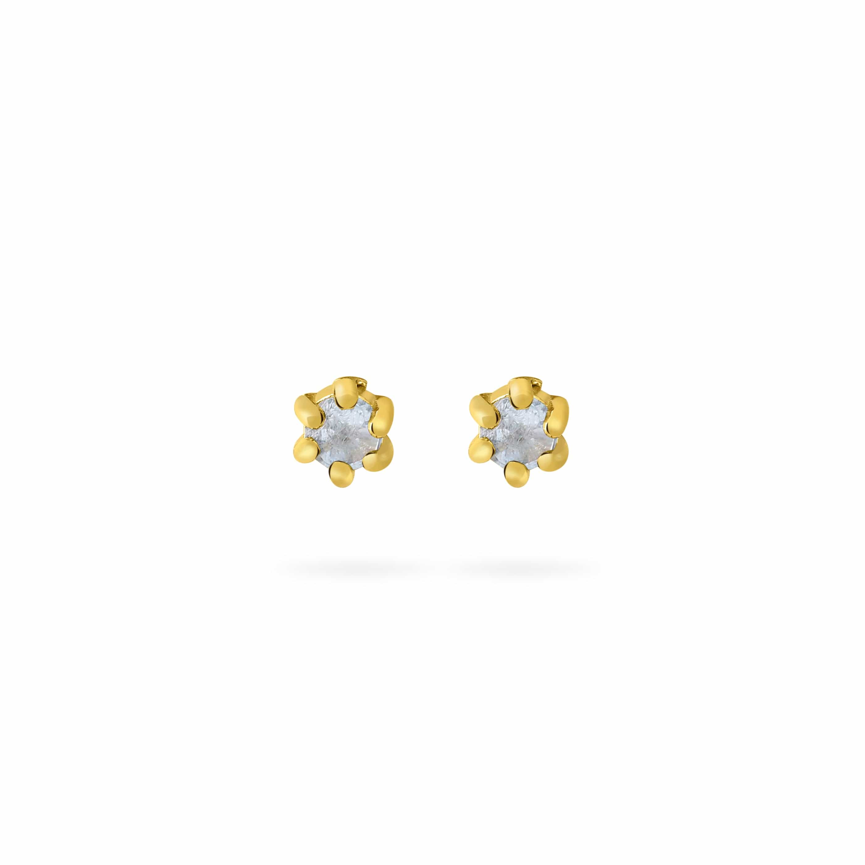 Front view Gold plated stud earring with Aquamarine stone , Vooraanzicht Vergulde oorstekers met Aquamarijn steen 