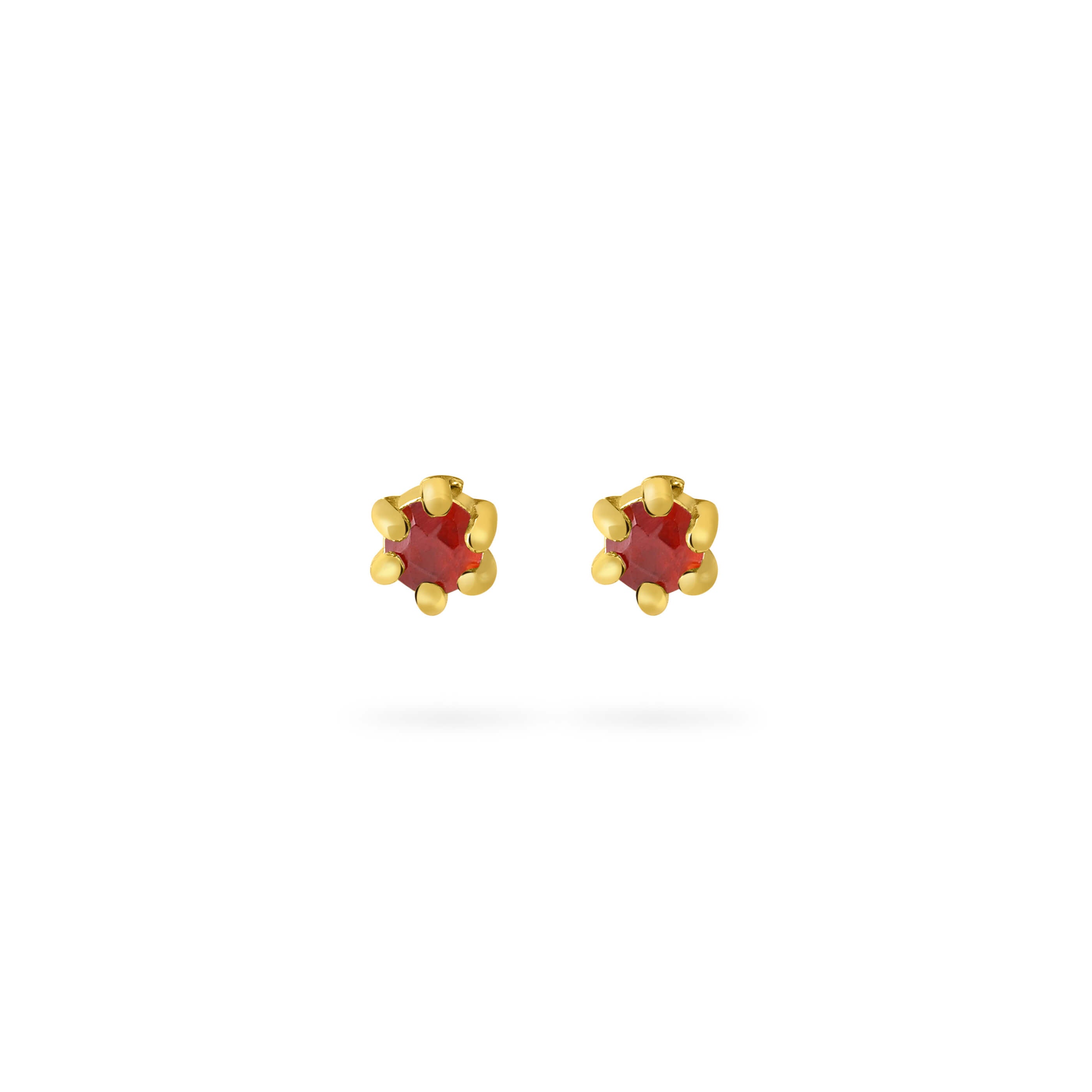 Front view Gold plated stud earrings with Garnet stone, Vooraanzicht Vergulde oorstekers met Granaat steen