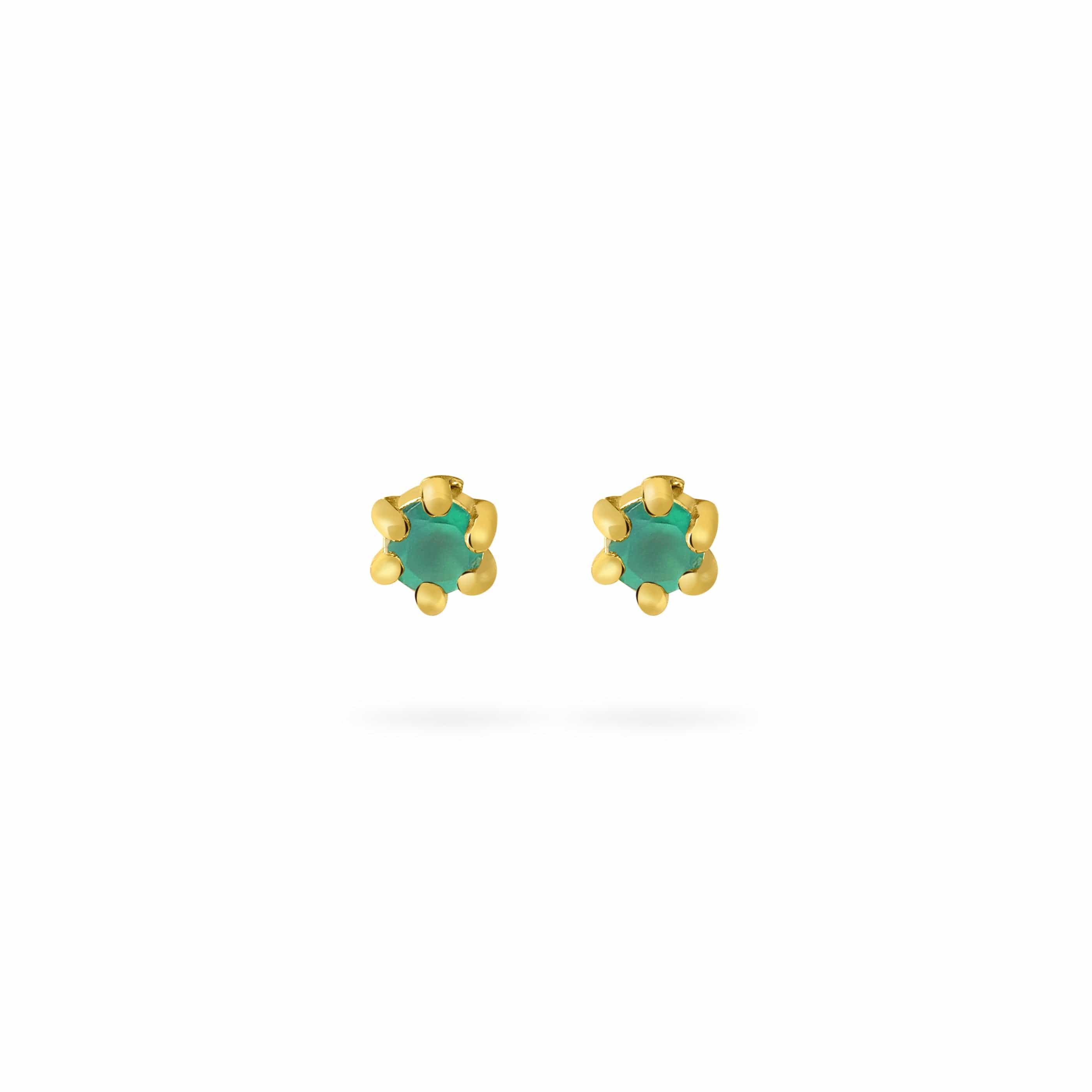 Front view Gold plated stud earrings with emerald stone, Vooraanzicht oorsteker met Smaragd steen