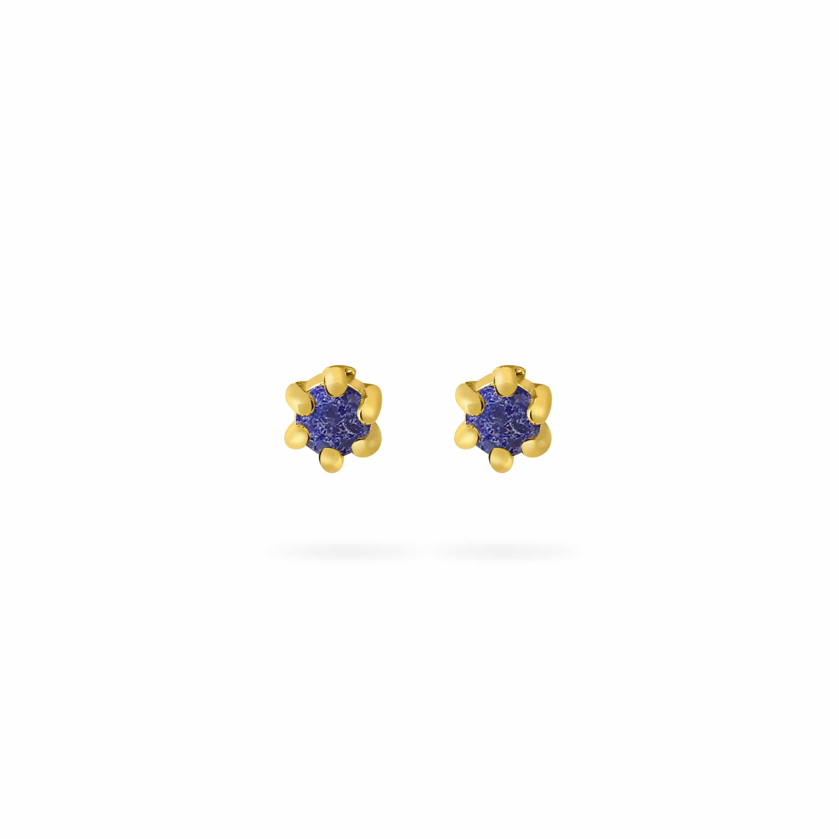 Front view Gold plated stud earrings with Lapis Lazuli stone, Vooraanzicht Vergulde oorstekers met Lapis Lazuli steen