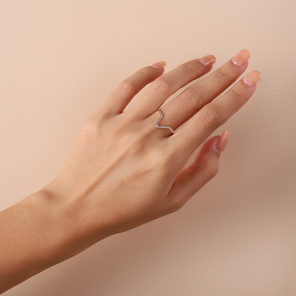 silver v shaped ring on model