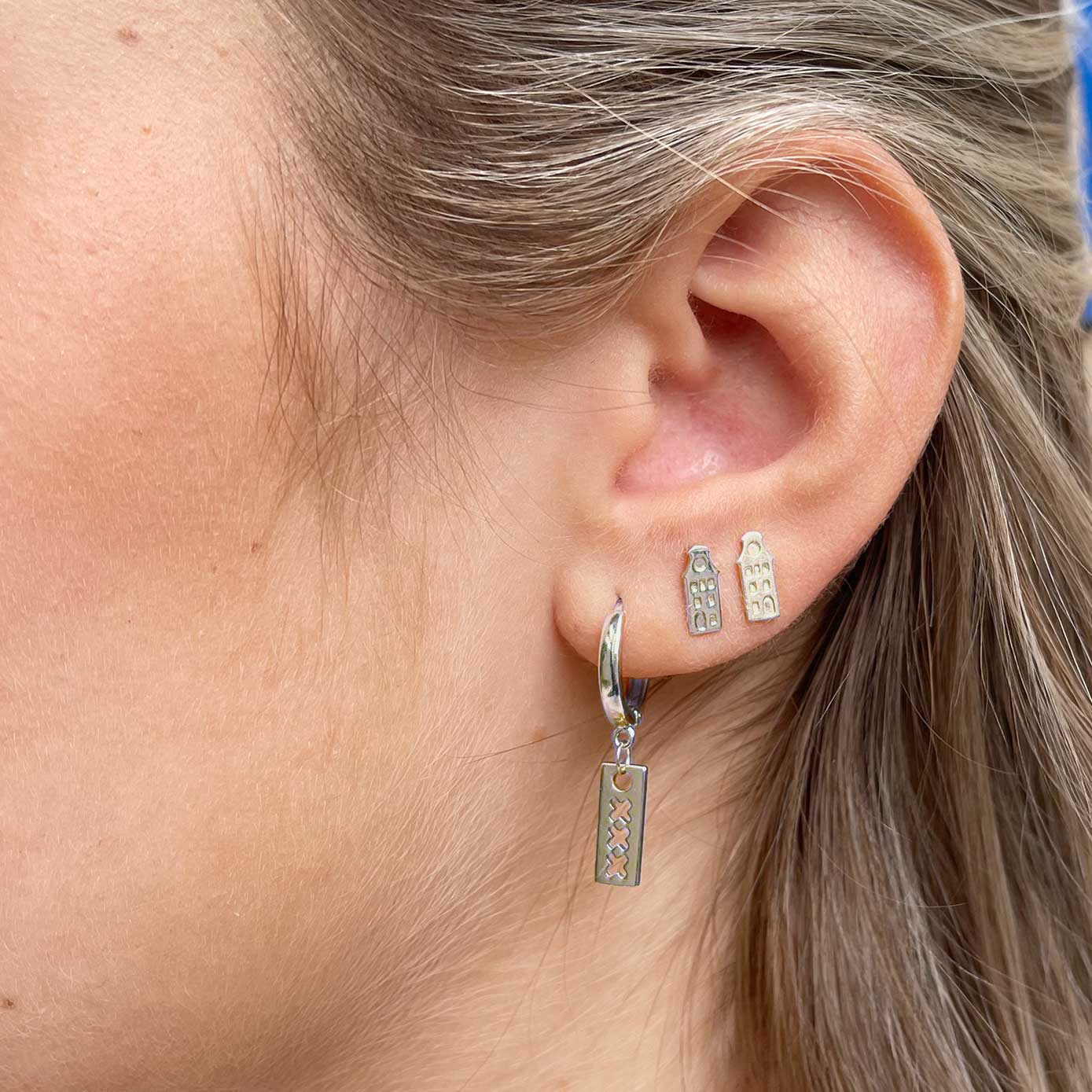 model met Amsterdamse grachtenhuis oorknop, ear stud with Amsterdam house silver