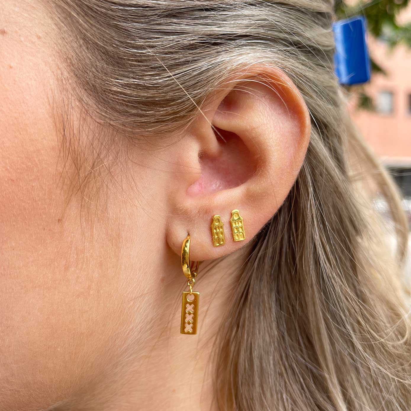model met Amsterdamse grachtenhuis oorknop, ear stud with Amsterdam house gold plated
