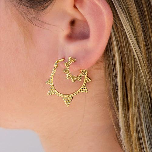 model with Gold Plated Indian Star Hoop Earrings, model met vergulde ster oorbel