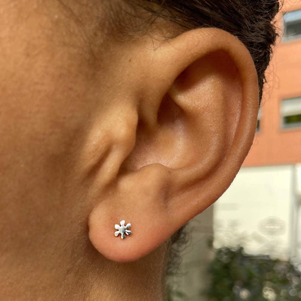 model with flower ear stud, model met bloem oorbel zilver