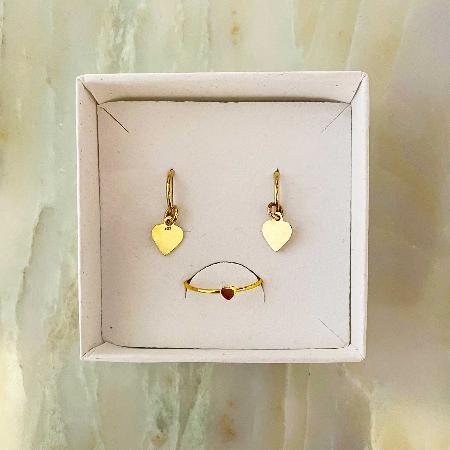 set of gold plated hoop with heart pendant and ring with a small heart, combinatie van ring en oorringen met een hart