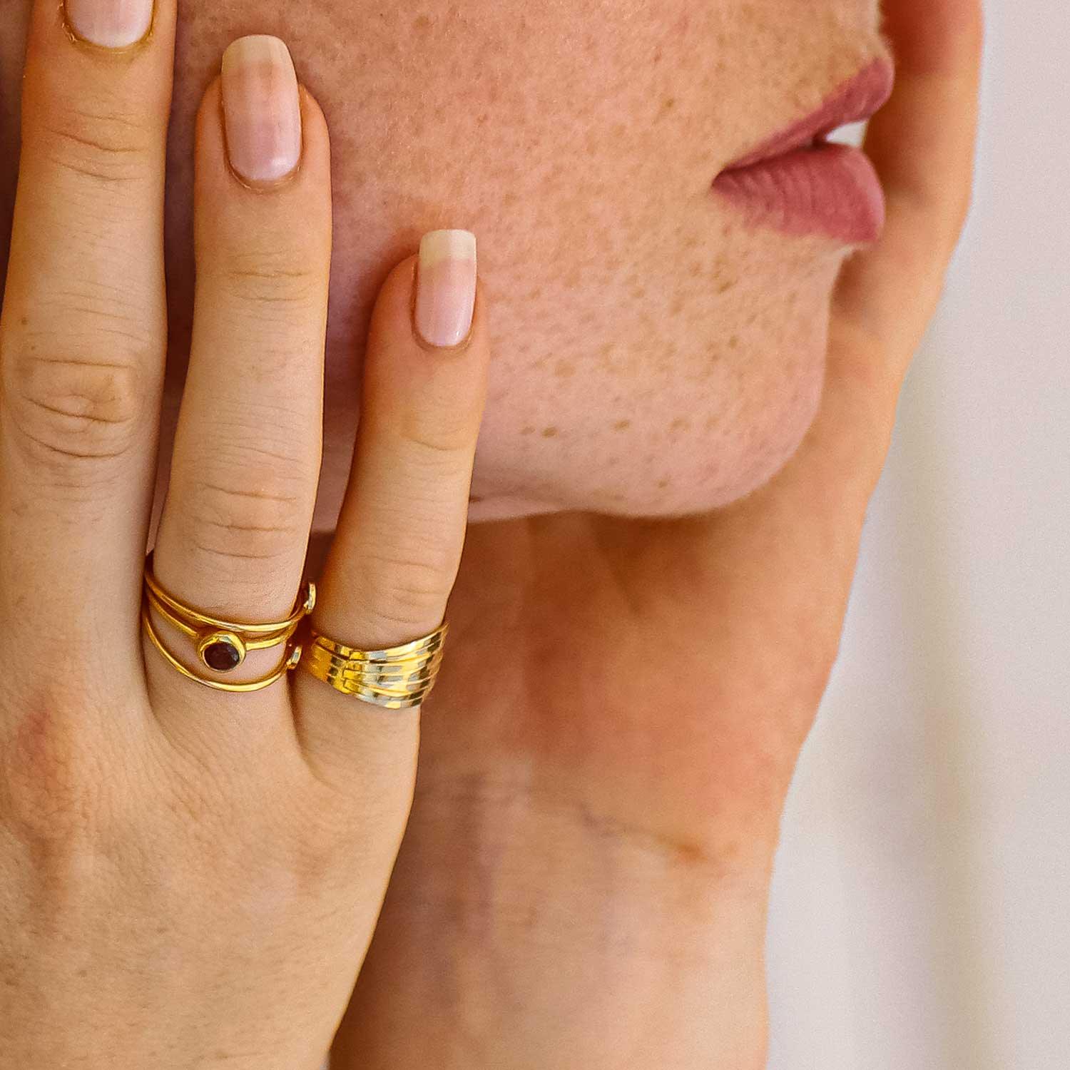 gold plated twisted ring on hand model, vergulde verdraaide ring