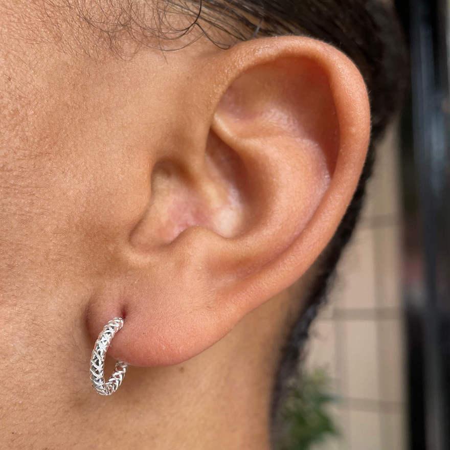 model with Snake Skin Hoops 925 Silver, model met slang motief oorring