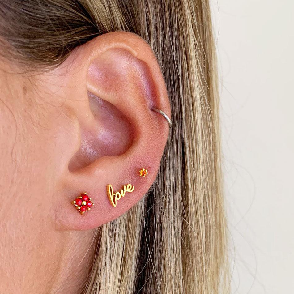 model coral square stud earrings, model met koraal oorbellen