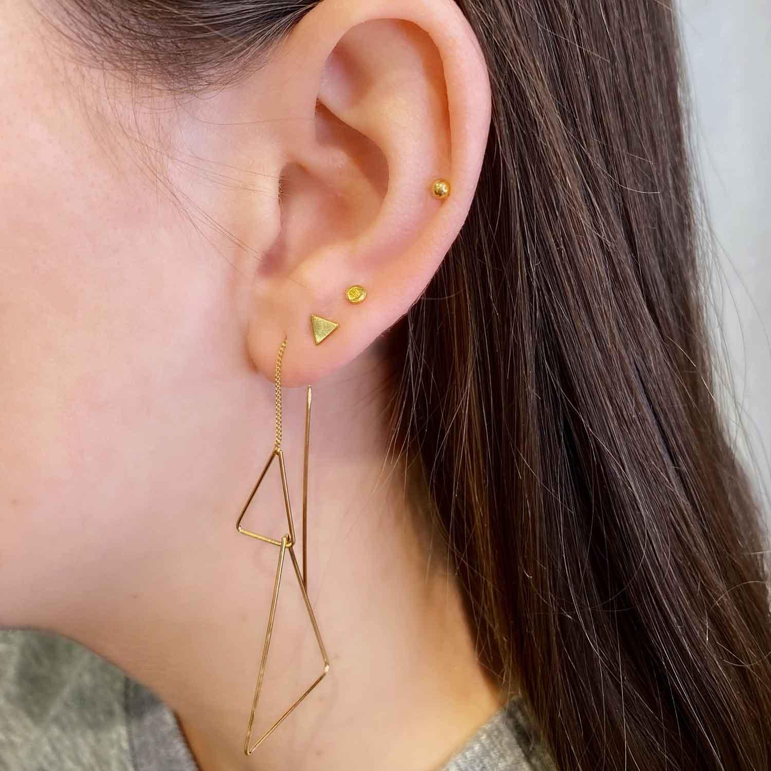 model with threader earrings double triangle, model met dubbel driehoek hangoorbel