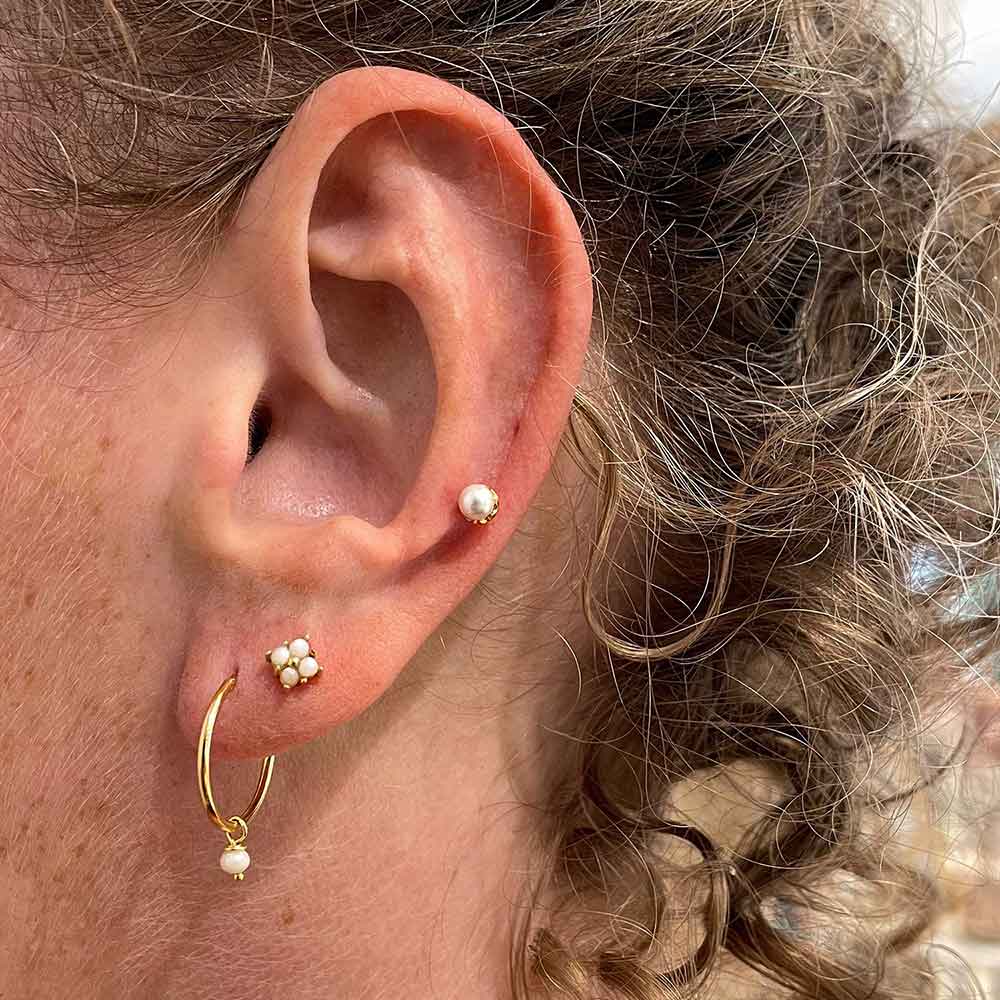 model with pearl hoop earring gold plated