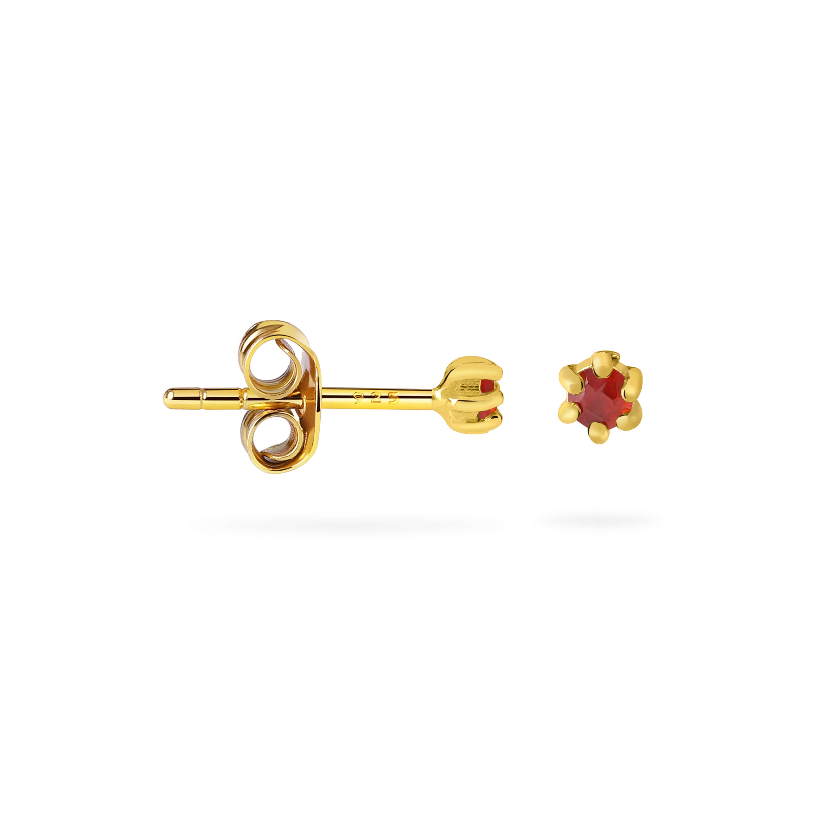 Side view Gold plated stud earrings with Garnet stone, Zijaanzicht Vergulde oorstekers met Granaat steen