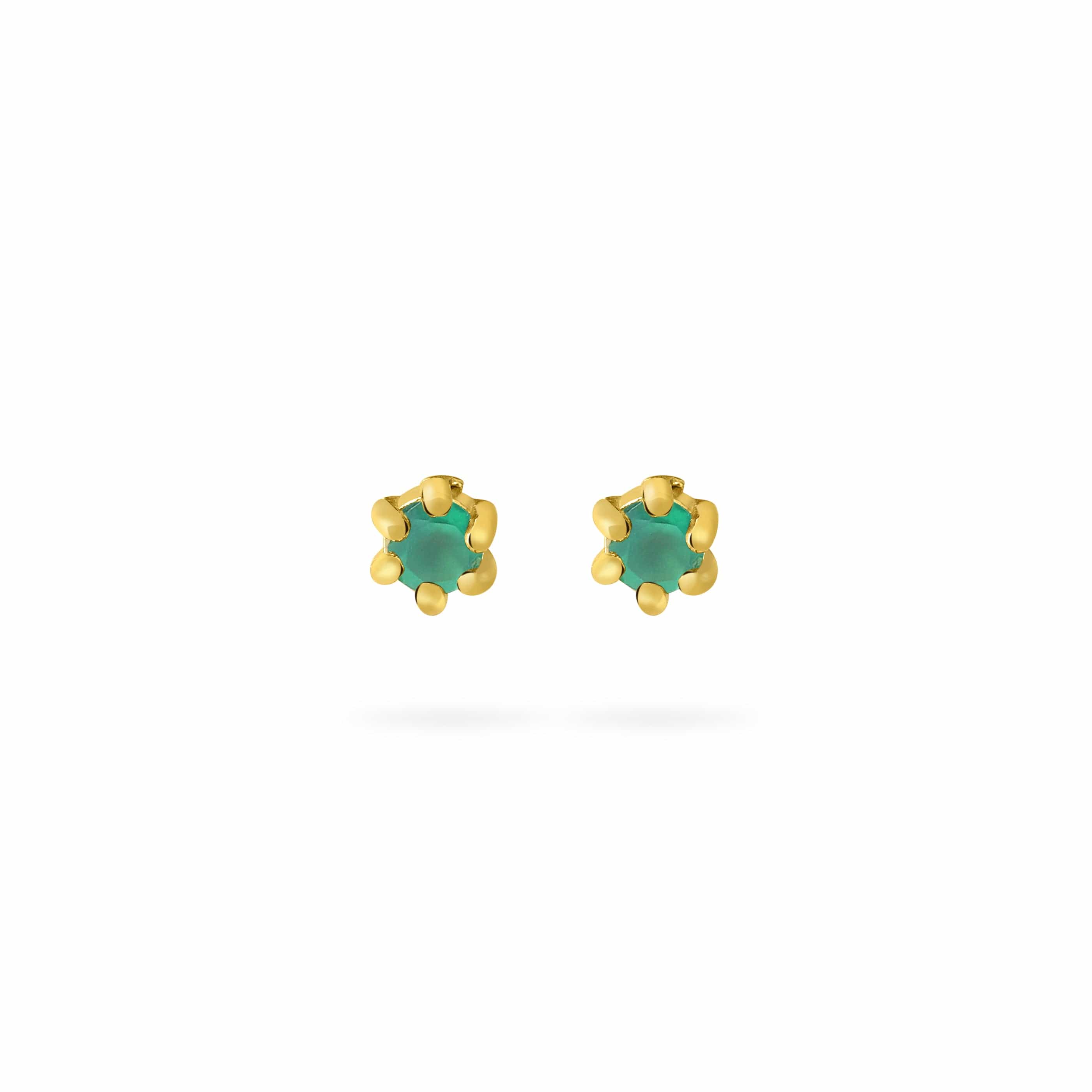 Front view Gold plated stud earrings with emerald stone, Vooraanzicht oorsteker met Smaragd steen 