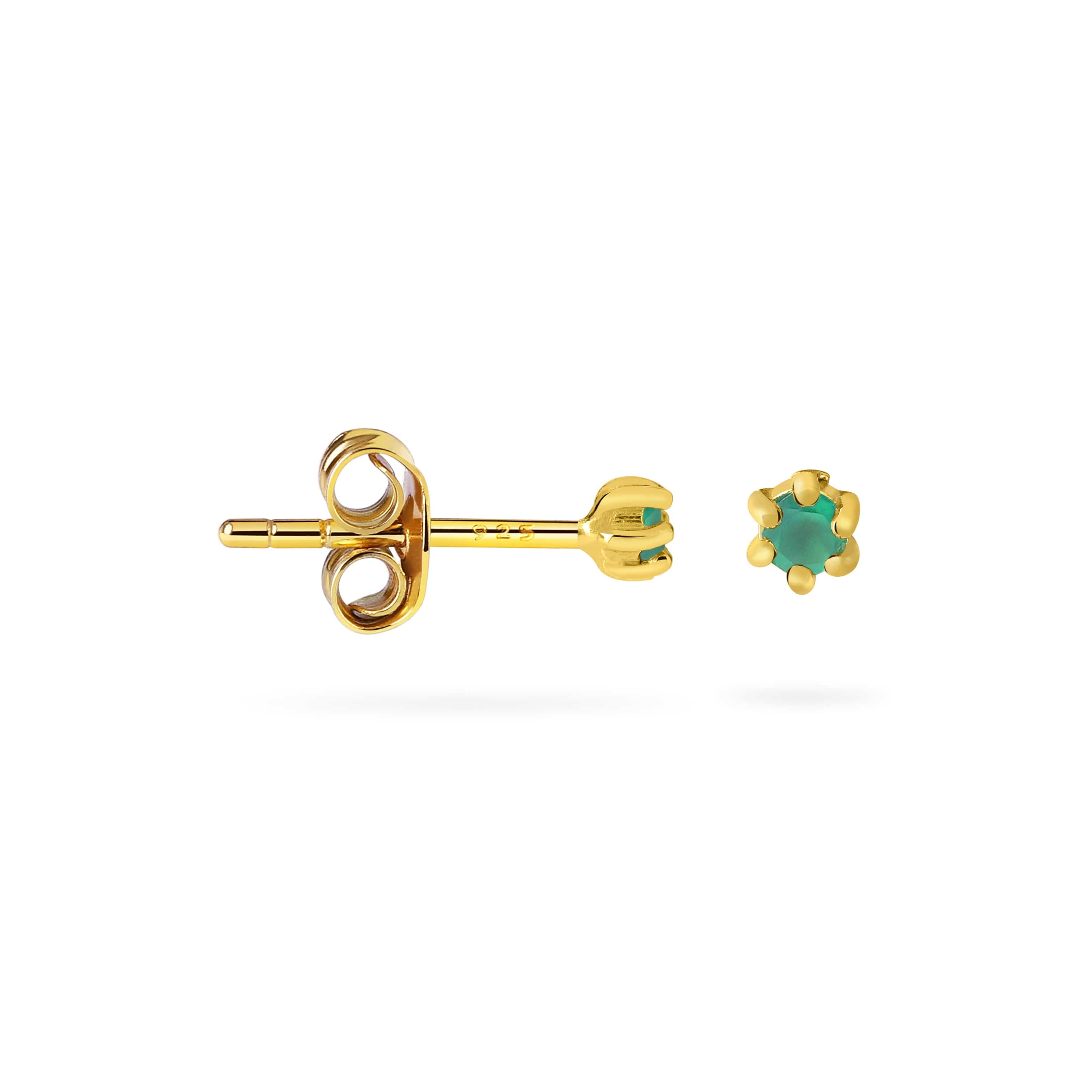 Side view Gold plated stud earrings with emerald stone, Zijaanzicht Vergulde oorsteker met Smaragd steen