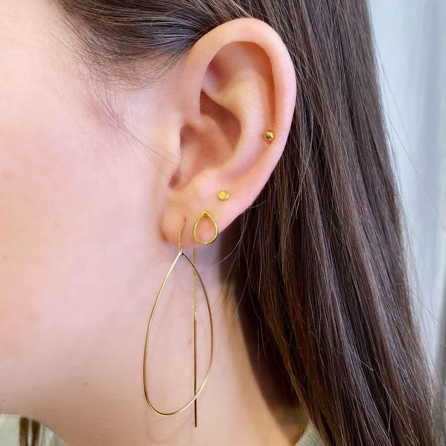gold plated hanging earrings with droplets on model, hang oorbel  druppelvorm verguld