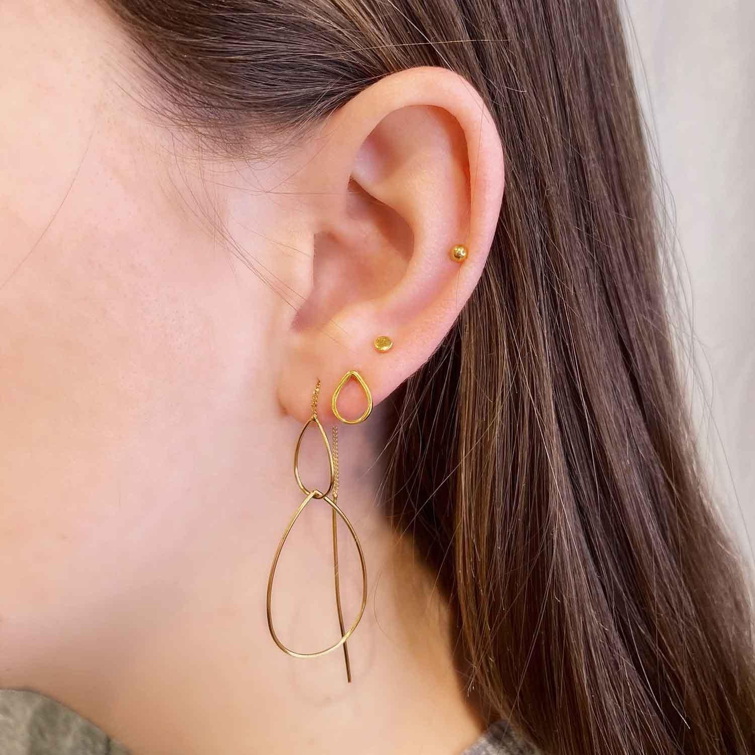 gold plated hanging earrings with double droplets on model, hang oorbel dubbele druppel verguld