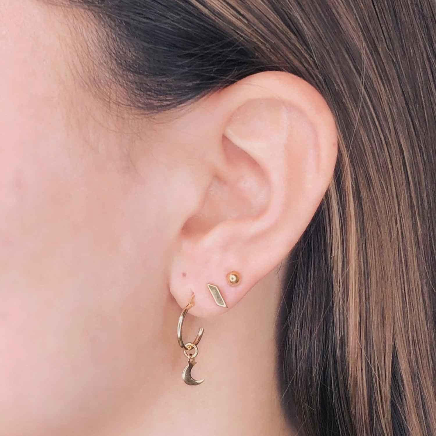 girl with 7mm classic stud earring gold plated