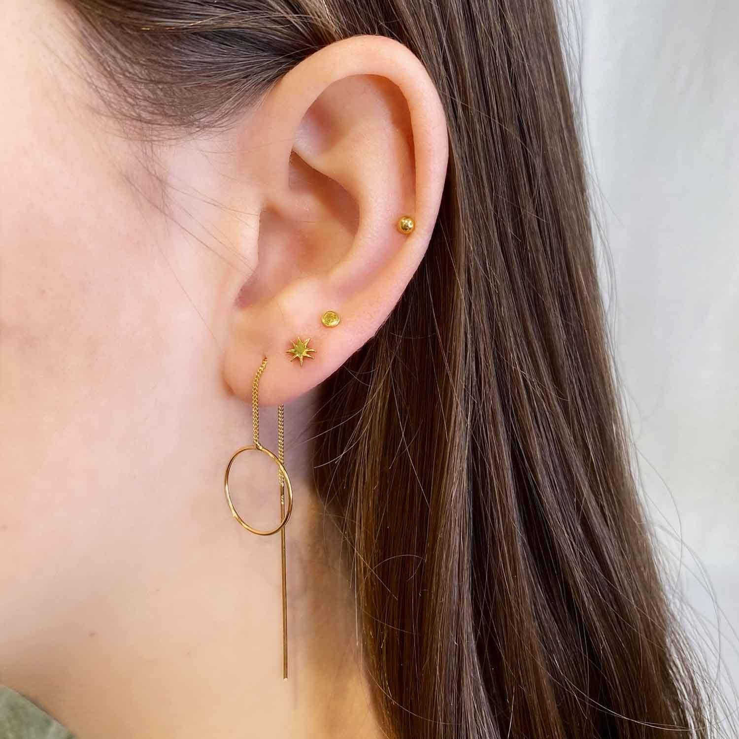 gold plated hanging earrings with small circle on model, hang oorbel met klein rondje verguld