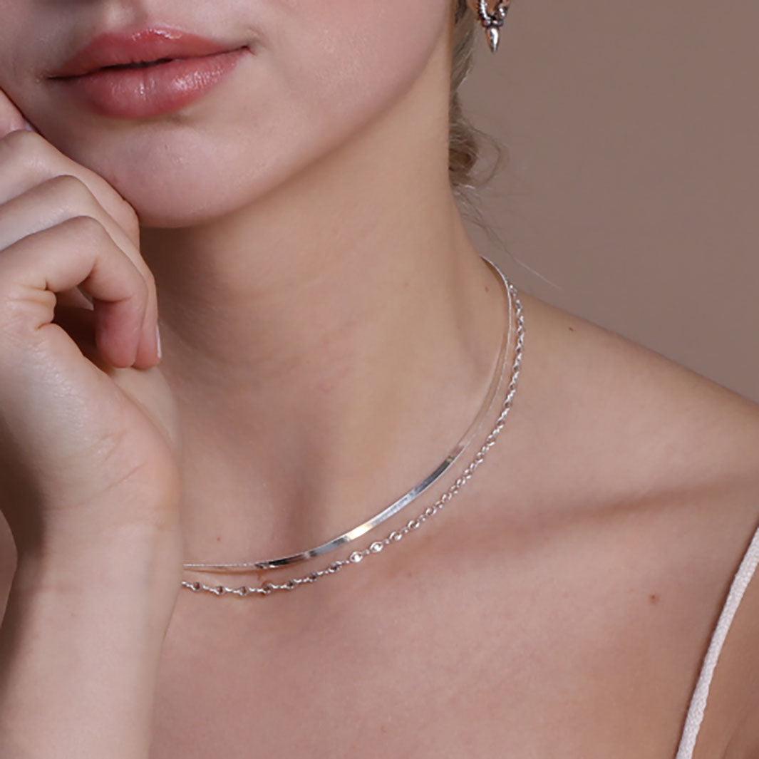 model with flat link necklace silver, plat zilveren ketting