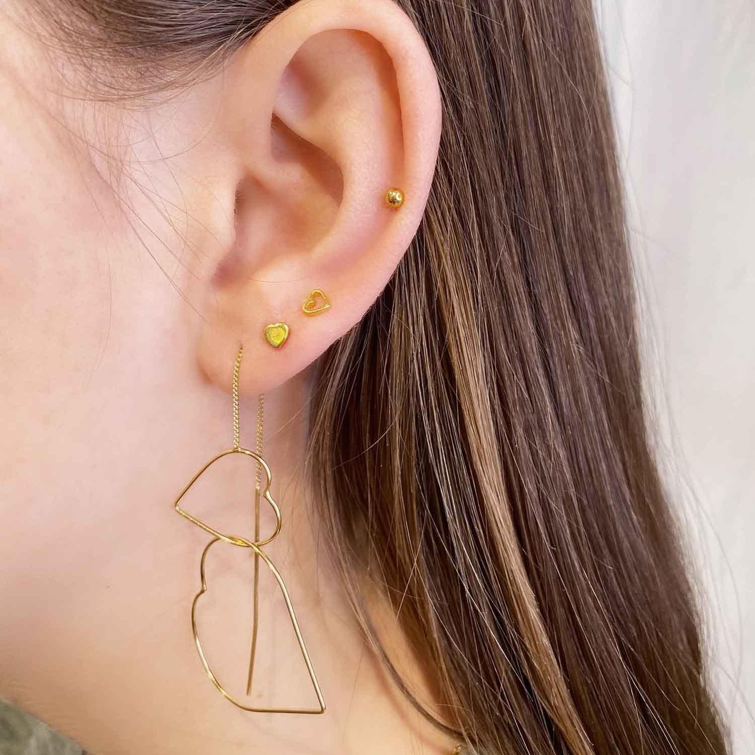 gold plated hanging earrings with double hearts on model, hang oorbel met dubbel hart verguld