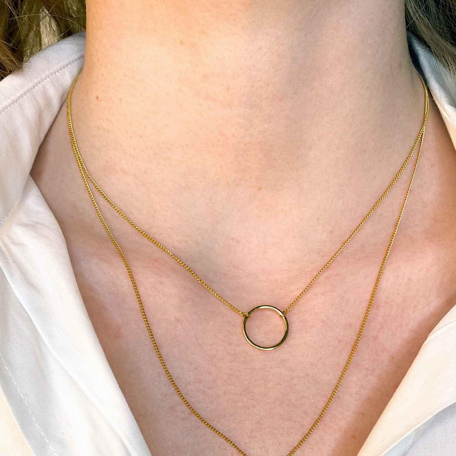 model with circle pendant necklace gold plated