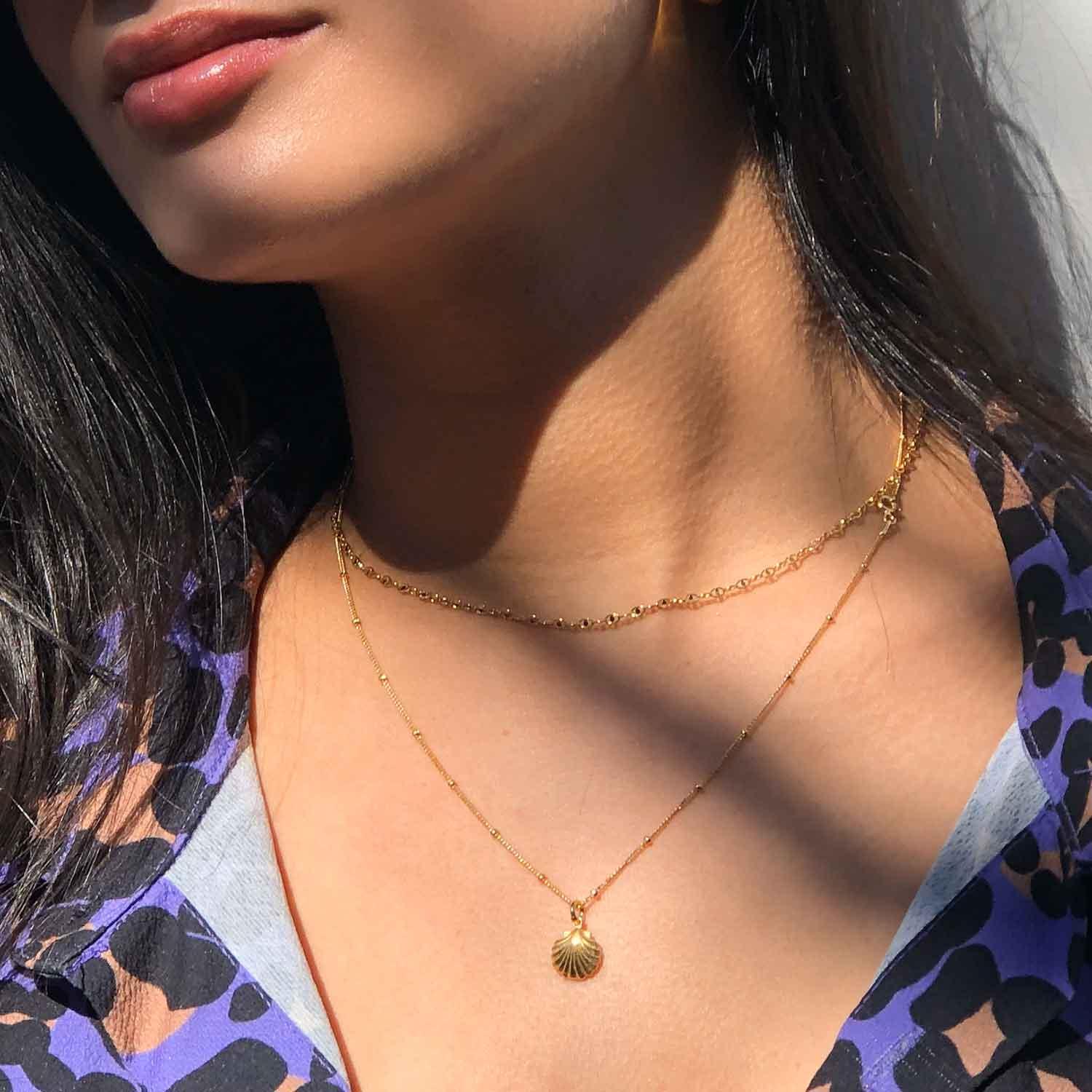 model with sea shell pendant necklace