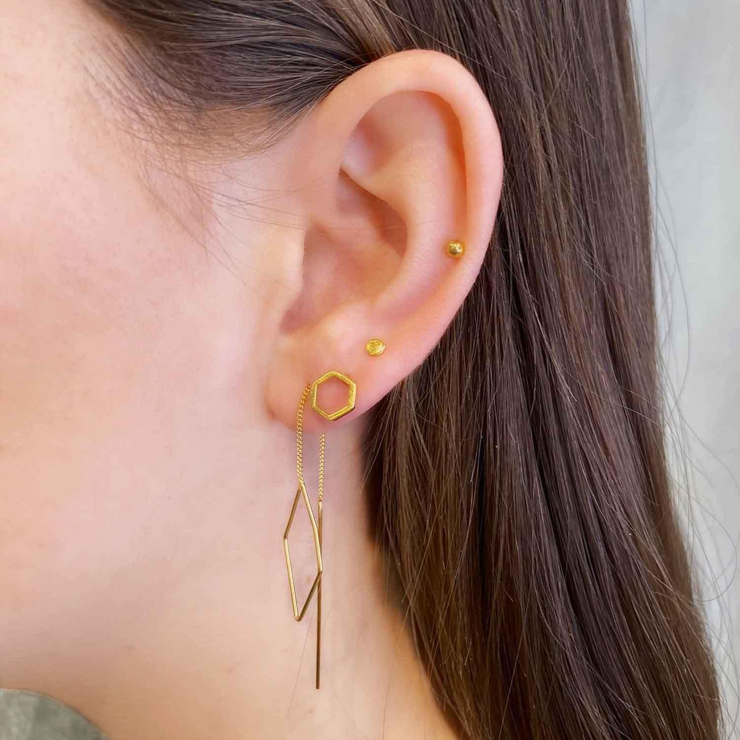 gold plated hanging earrings with small rhombus on model, hang oorbel kleine ruit verguld