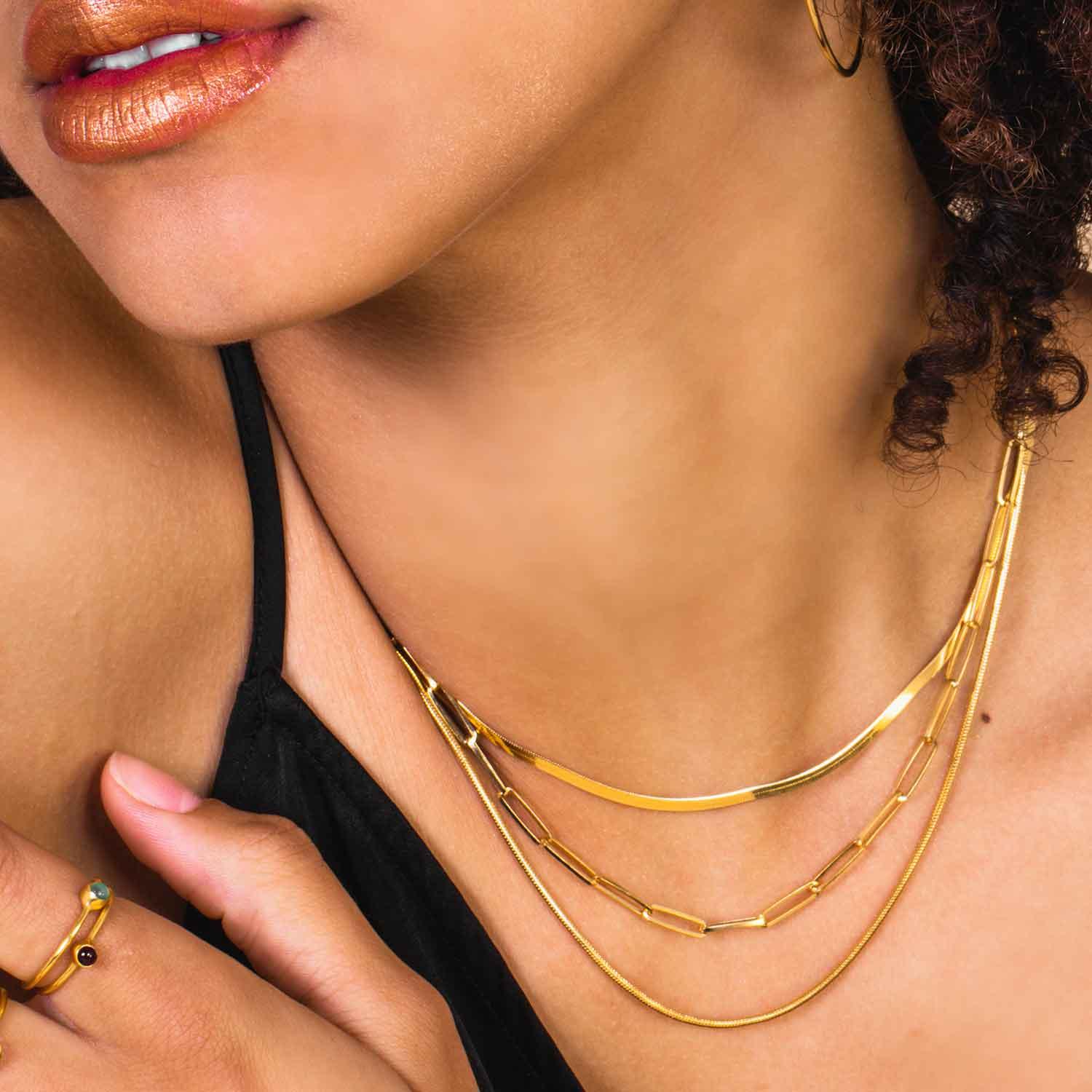 model with flat link necklace gold plated, platte vergulde ketting