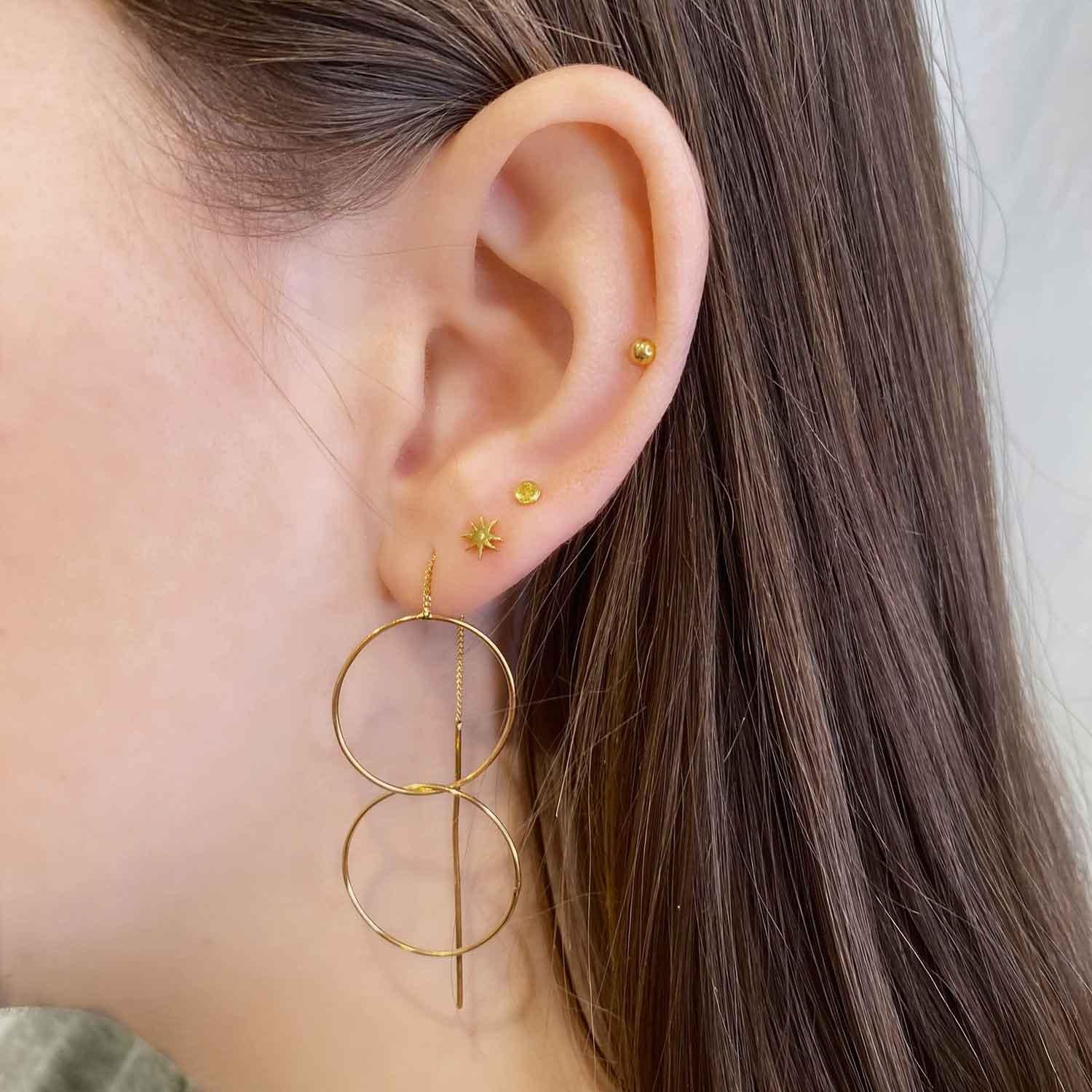 gold plated hanging earrings with double circle on model, hang oorbel dubbel rondje verguld