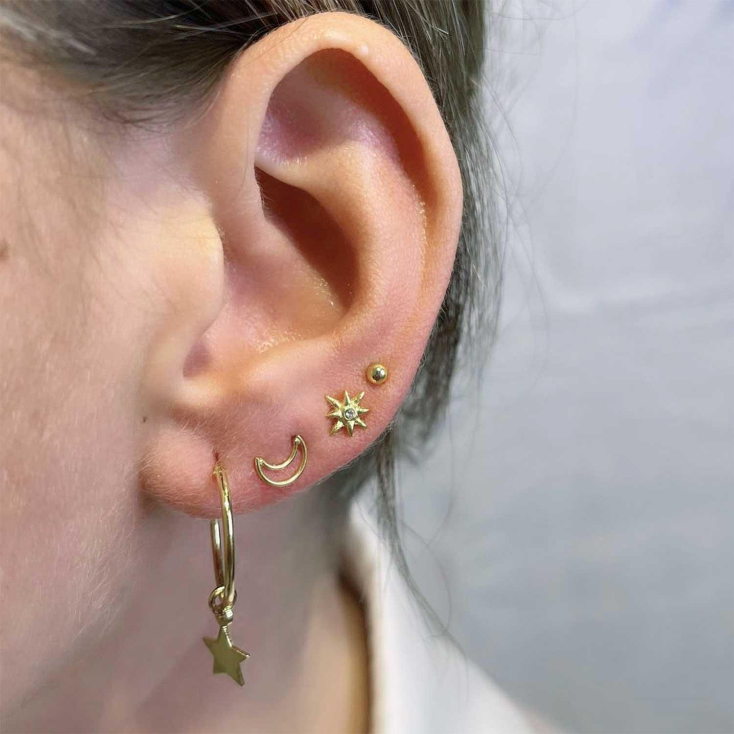 model ear with hoop with star pendant gold plated, oorring met ster hanger verguld