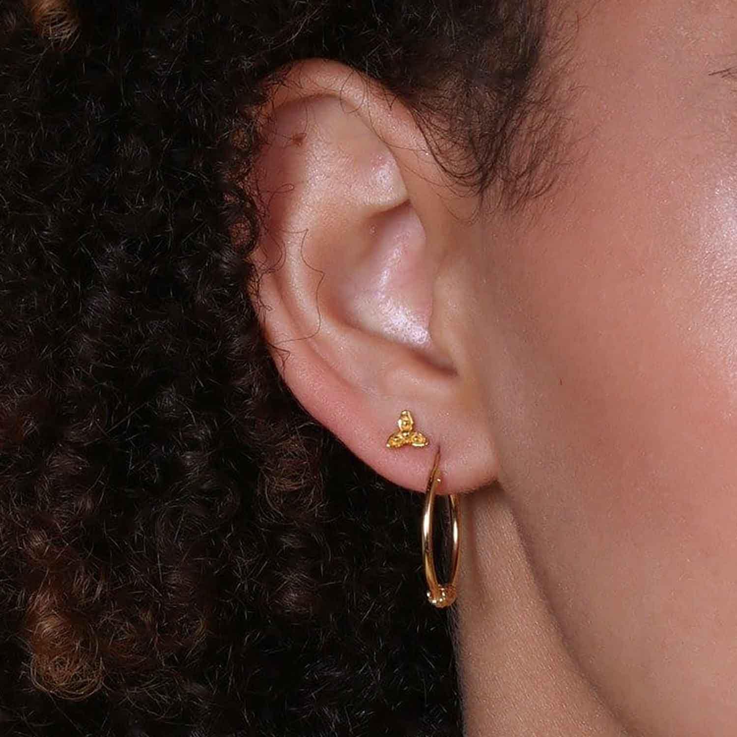 model with clover stud earring gold plated